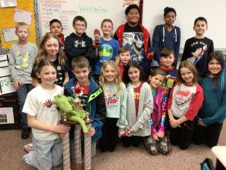Mrs. Deardeuff’s 4th Grade Class Takes the Spirit Day Trophy!